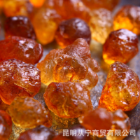 云南產(chǎn)地批發(fā) 人工修剪桃膠 挑選桃花淚 機(jī)磨珍珠膠琥珀膠